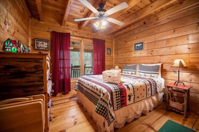 Cozy Cabin beside Briar Creek bedroom