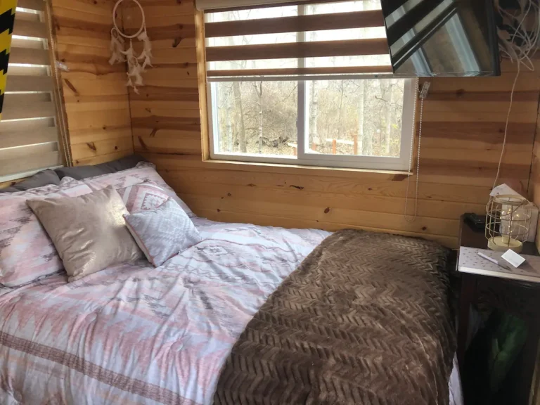 treehouse getaway bedroom