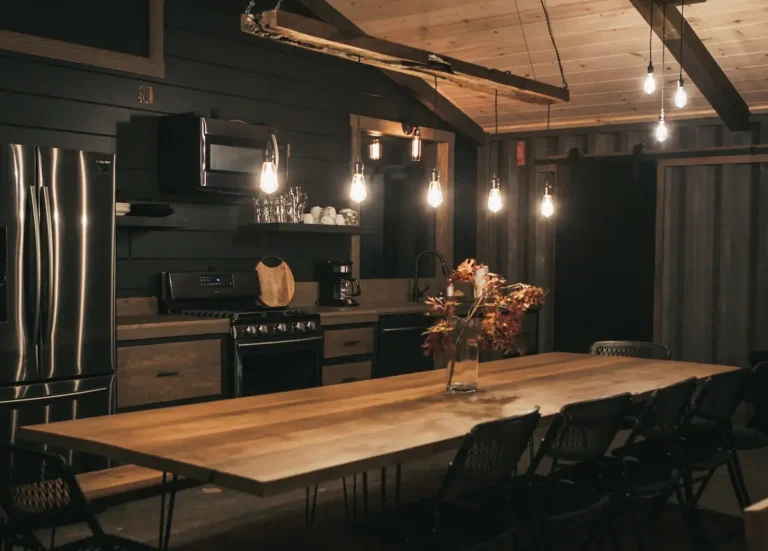 treehouse lodge kitchen and harwood dining table