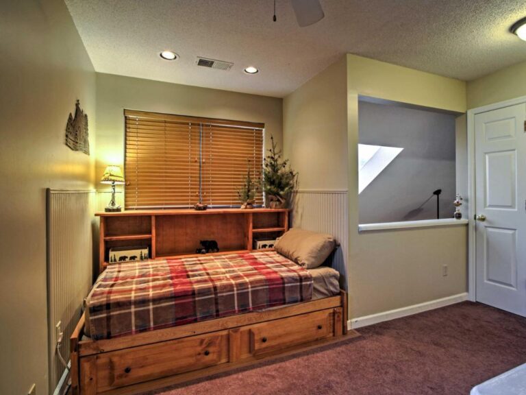 treetop cabin bedroom2