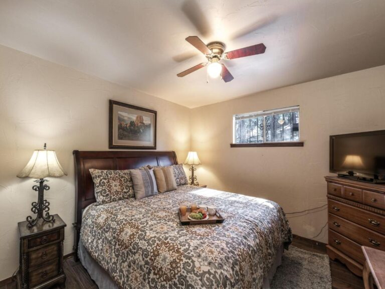 Bear-Cave-2-Bedrooms-Sleeps-6-Fireplace-WiFi-Grill-Mountain-View-1
