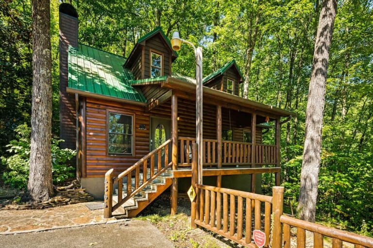 Beary-Sweet-Retreat-Cozy-2-Bed2Bath-Cabin-wPrivate-Hot-Tub-Backs-to-GSMNP2