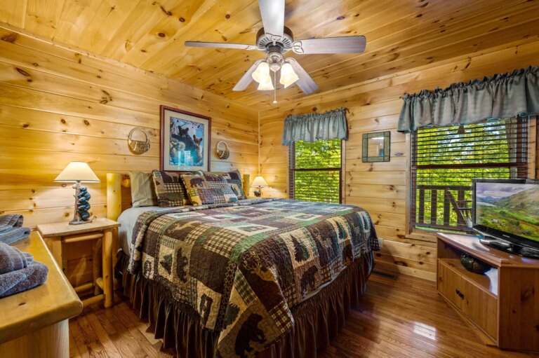 Beary-Sweet-Retreat-Cozy-2-Bed2Bath-Cabin-wPrivate-Hot-Tub-Backs-to-GSMNP4.jpeg