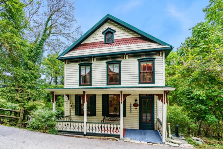 Enchanting-Cottage-Center-of-Historic-Downtown1