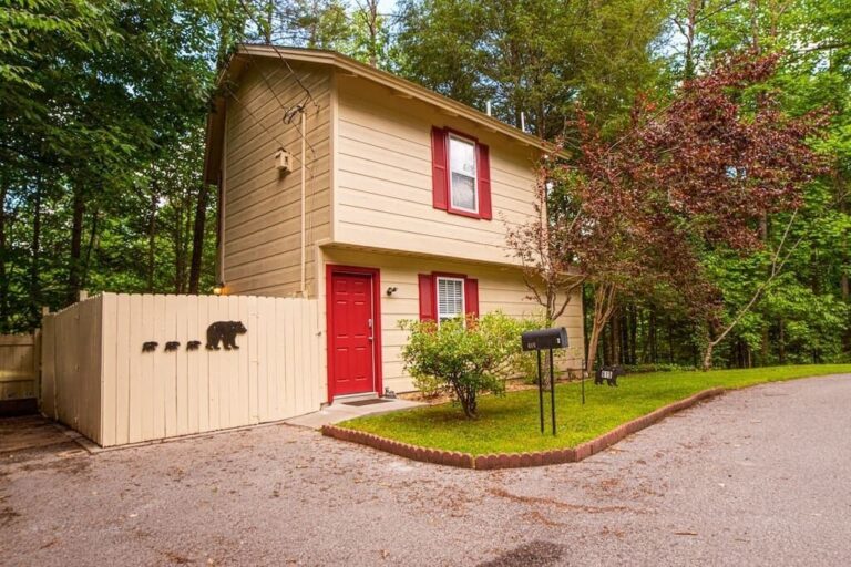 Gatlinburg-Queen-Suite-Private-Hot-TUB-Firepit6