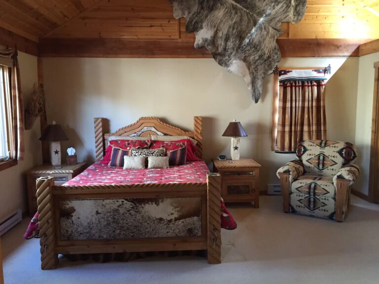 Twin-Rock-Cabin…-Rocky-Mountain-Getaway.-Family-Kids-and-Dog-friendly3.jpeg