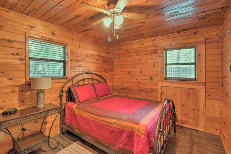 Cozy-Cabin-with-Grill-and-Spa-4Mi-to-Broken-Bow-Lake-1
