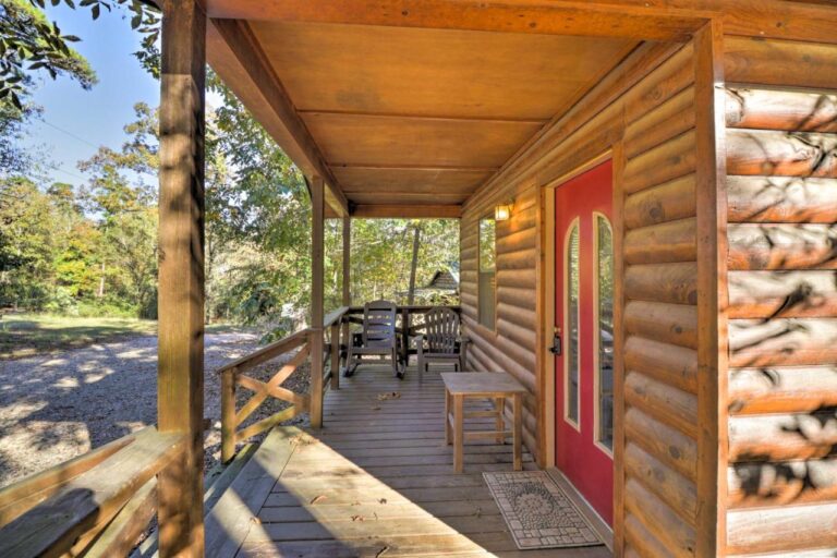 Cozy-Cabin-with-Grill-and-Spa-4Mi-to-Broken-Bow-Lake-2