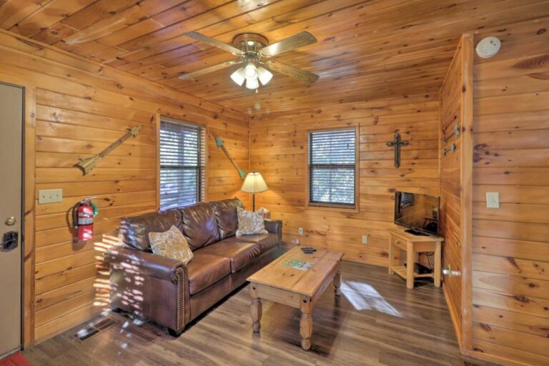 Cozy-Cabin-with-Grill-and-Spa-4Mi-to-Broken-Bow-Lake-4