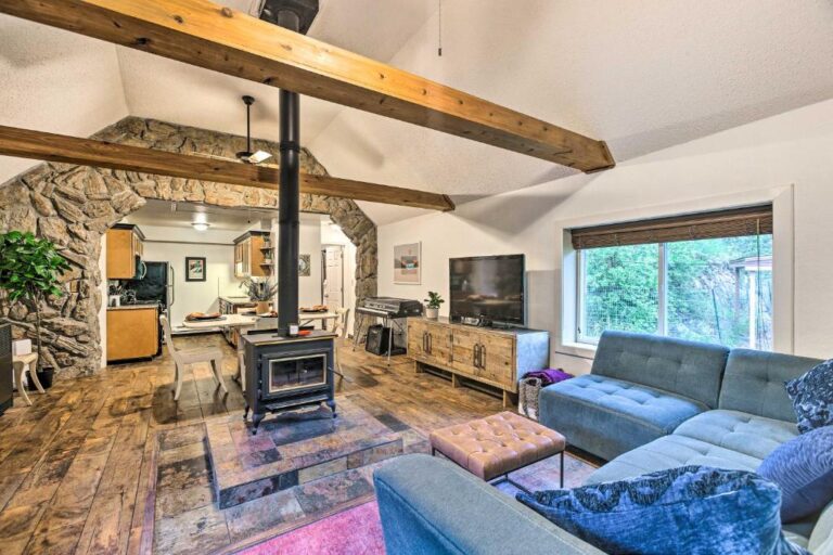 Cozy Creekside Cabin1