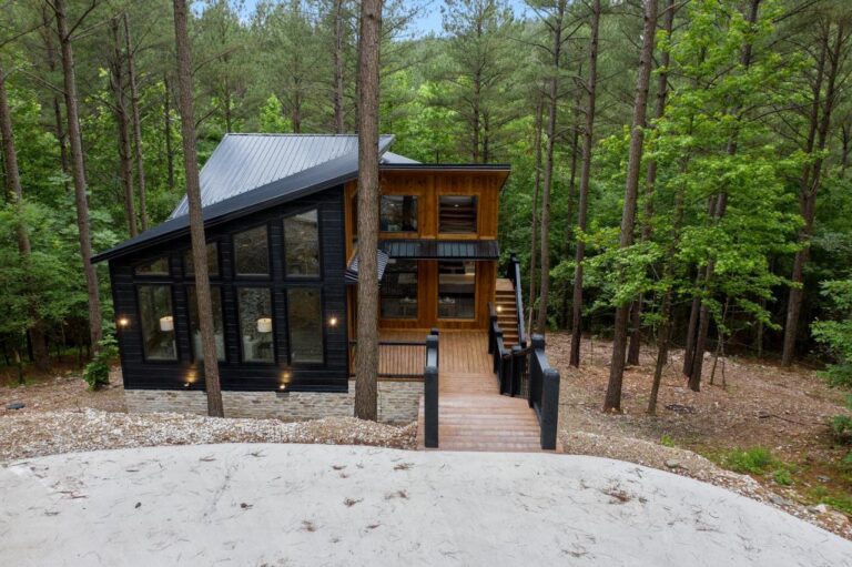 Cuddle-Up-Couples-Cabin-Luxury-Amenities-Outdoor-Patio-Hot-Tub-Fire-Pit-with-Firewood-Secluded-3