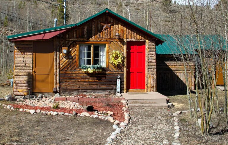Newly-Renovated-1940s-Cabin-3.jpeg
