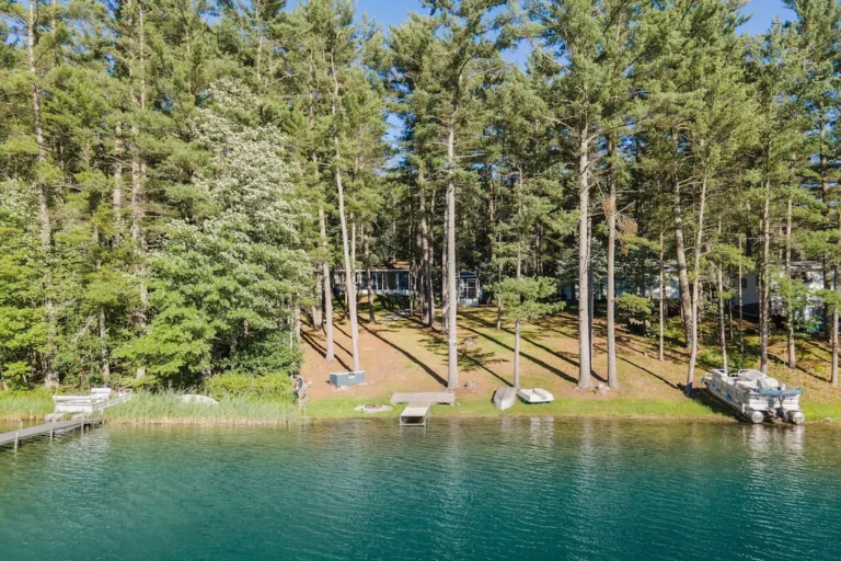 Putman-Lake-Cabin-and-Bunkhouse-1.jpeg