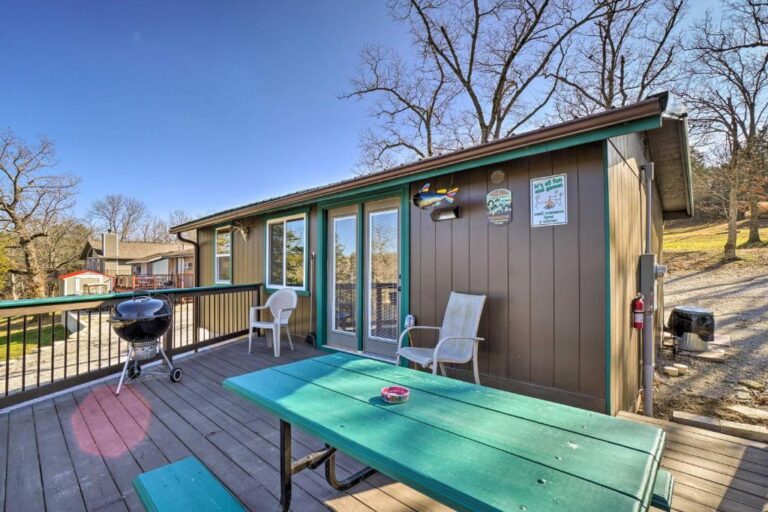 Reeds Spring Lakefront Cabin1