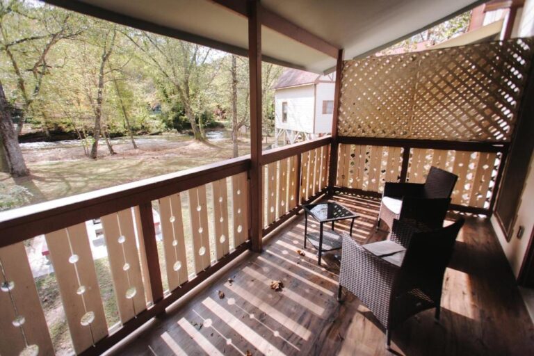 Riverbend Motel & Cabins3