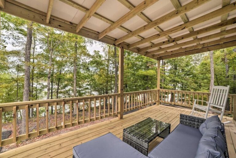 Romantic Lakefront Escape