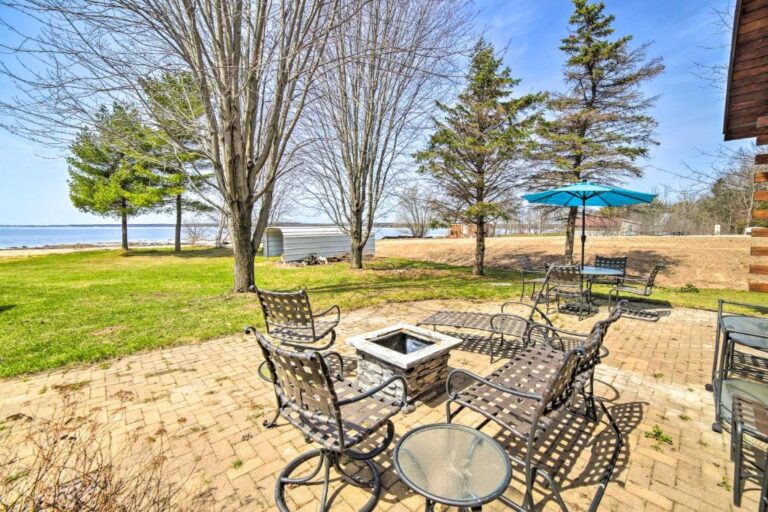 Beachfront Lake Michigan Log Cabin4